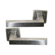 Maniglia per Porta COLETTE, Quadrata, 20 x 10, su Rosette, in Acciaio Inox 304, Finemente Satinata. Sezione Maniglia: 20 x 10 mm