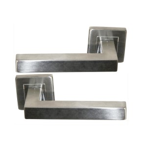 Maniglia per Porta COLETTE, Quadrata, 20 x 10, su Rosette, in Acciaio Inox 304, Finemente Satinata. Sezione Maniglia: 20 x 10 mm