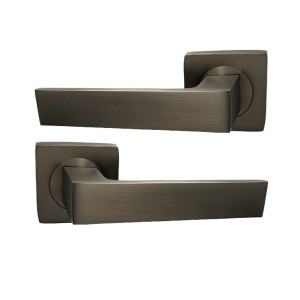 Manija de la puerta en las rosas cuadradas en  aluminio " ELODIE " Color  bronce