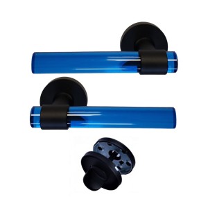 Tiradores de puerta de cristal plexiglás «JOY» AZUL con patas de acero inoxidable negro.